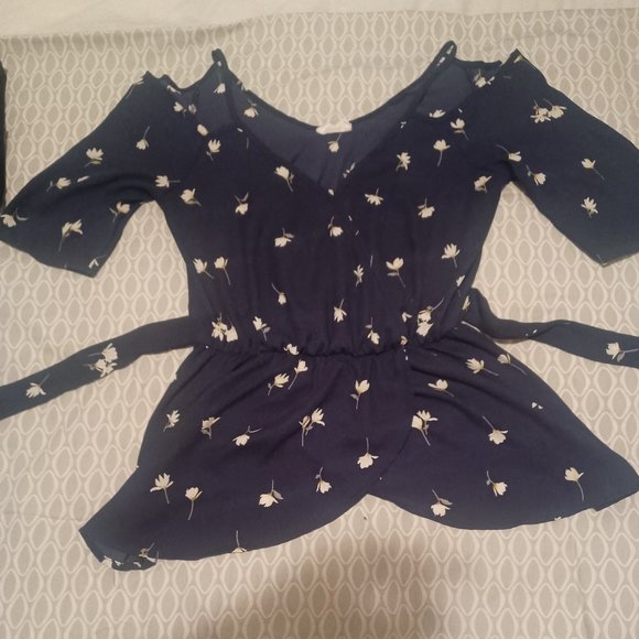 Lovely tie up short sleeve blouse floral and black size small - Picture 1 of 1